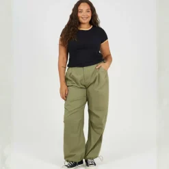 Plus Size Short Sleeve T-shit with Contrast Neck and Sleeve Rib